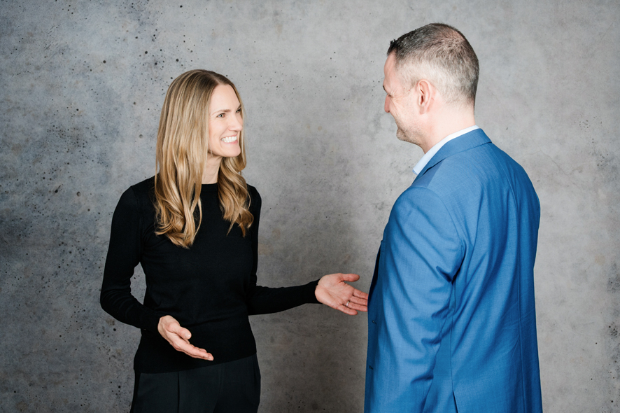 Zwei Stühle in einem hellen Raum – Coaching auf Augenhöhe